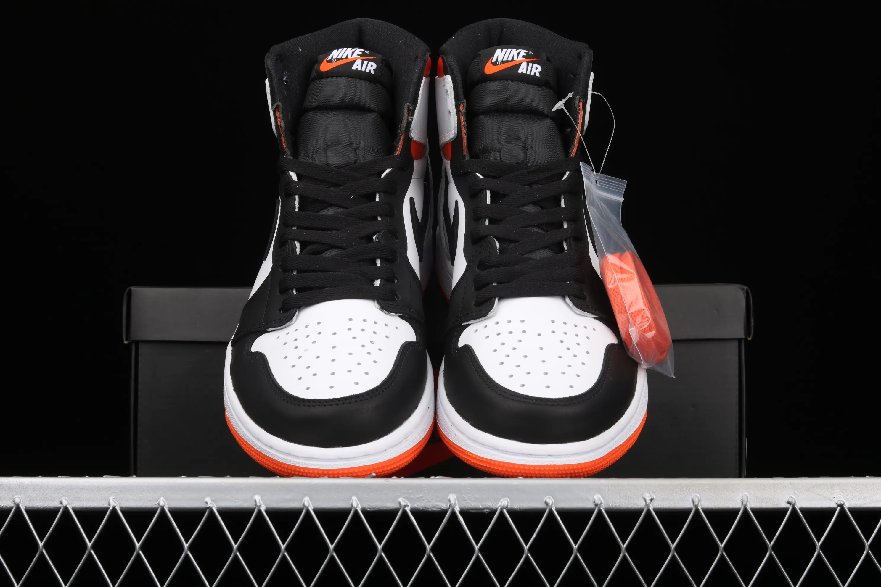 All Categories Air Jordan Jordan Series Basketball Shoes Air Jordan 1 High Air Jordan 1 High OG "Black Toe Shattered Backboard" AJ1 Joe 1 Shattered Backboard Black Toe High Top Basketball Shoes 555088-180